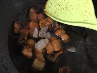 7、肉汁萝卜,加入黄酒、生抽、老抽、冰糖、盐翻炒上色