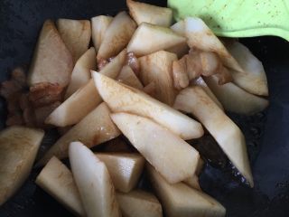 8、肉汁萝卜,加入萝卜翻炒均匀