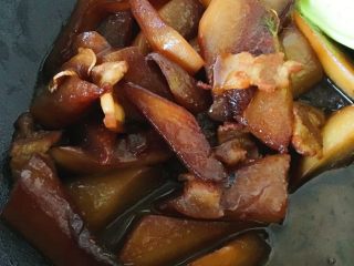 11、肉汁萝卜,开盖大火收汁，再盖上锅盖焖五分钟出锅