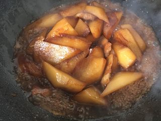 10、肉汁萝卜,烧开翻炒均匀，盖上锅盖小火15分钟