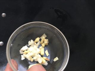 4、辣炒花蛤:让舌头欲罢不能的美味儿,放入姜蒜末爆锅