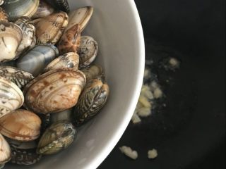 5、辣炒花蛤:让舌头欲罢不能的美味儿,倒入花蛤爆炒