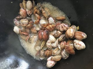 8、辣炒花蛤:让舌头欲罢不能的美味儿,将花蛤炒开口