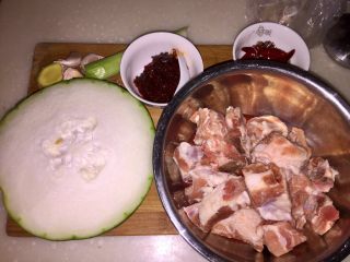 1、辣冬瓜排骨煲,食材合照：猪肋排两小根（已经让双汇阿姨帮我斩成小段）冬瓜一大块，姜，一小块，蒜三瓣，大葱葱绿一段，干辣椒五颗（不吃辣的宝贝也可省略），八角两小颗，桂皮一小段，花椒少许