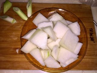 3、辣冬瓜排骨煲,冬瓜去皮清洗切大小均匀块