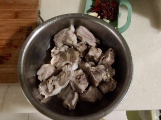 5、辣冬瓜排骨煲,排骨洗去血末控水备用