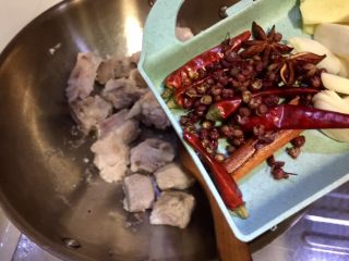 7、辣冬瓜排骨煲,放入清洗后的香料：八角桂皮干辣椒花椒，同样煸干水分