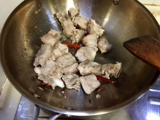 9、辣冬瓜排骨煲,煸炒排骨至表面开始变焦黄