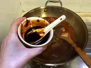 15、辣冬瓜排骨煲,讲调味汁倒入锅中