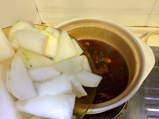 18、辣冬瓜排骨煲,加入冬瓜