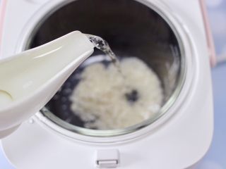 11、西兰花猪肝粥（宝宝辅食）,再根据个人喜好的粥的浓稠度，来倒入适量的纯净水。