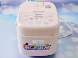 9、西兰花猪肝粥（宝宝辅食）,准备好美的的BB亲子辅食煲，插上电源。