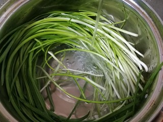 2、蒜苗炒香干,蒜苗切去顶部，清水洗干净。