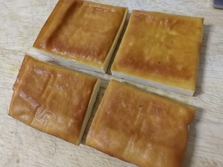 4、蒜苗炒香干,香干切小块儿。