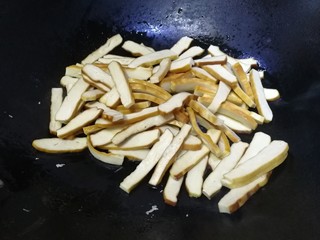 8、蒜苗炒香干,油热放入香干，文火翻炒均匀。