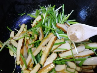 12、蒜苗炒香干,放五香粉文火炒匀增香。