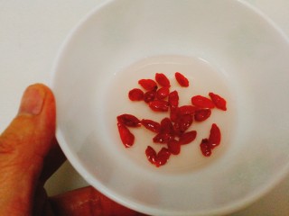 23、辅食计划+乳鸽红菇汤,洗净枸杞子