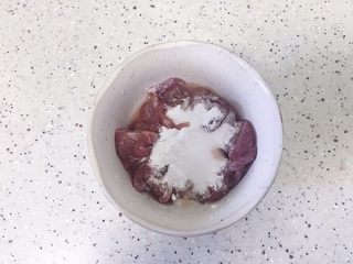 3、暖胃皮蛋瘦肉粥,猪肉按照纹理切丝，放入淀粉和食盐搅拌均匀