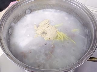 8、暖胃皮蛋瘦肉粥,放入姜丝、盐和胡椒粉