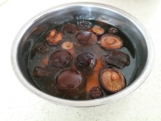 1、温补香菇鸡汤,香菇提前2小时泡发