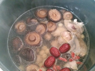 6、温补香菇鸡汤,倒入1升开水