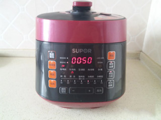 7、温补香菇鸡汤,选择【鸡/鸭肉】，【煲汤】模式50分钟