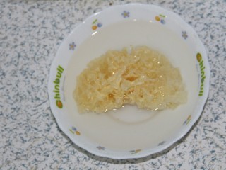 2、冰糖银耳红枣黑枣羹,冷水泡发