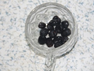 4、冰糖银耳红枣黑枣羹,准备黑枣