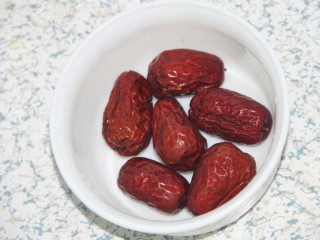 6、冰糖银耳红枣黑枣羹,红枣
