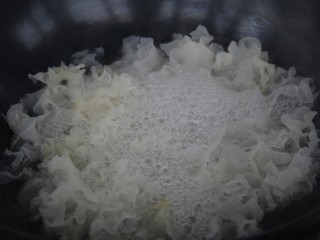 8、冰糖银耳红枣黑枣羹,大火煮开
