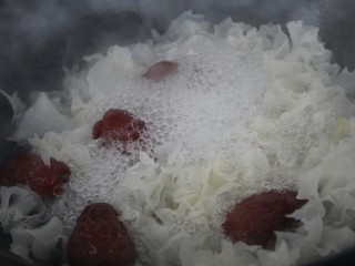 9、冰糖银耳红枣黑枣羹,加入红枣