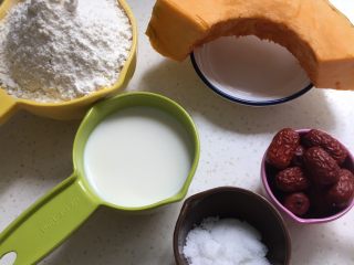 1、南瓜发糕,准备食材