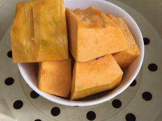 3、南瓜发糕,放锅中蒸二十分钟