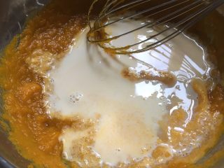 5、南瓜发糕,加入糖、牛奶搅拌均匀