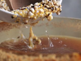 9、腊八粥,放入糯米、黑糯米、薏米、糙米、小米、麦仁、玉米碴。