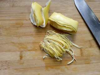 2、蜂蜜柚子茶,&nbsp;皮削的越薄，苦涩的味道就会越少，我喜欢柚子茶，带有一点点微微的苦味，白色部分就没有削的非常干净。