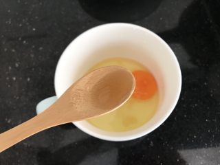 4、瑶柱虾米蒸水蛋,加入几滴料酒去腥，（12月龄内的宝宝吃可以忽略）