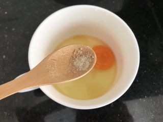 5、瑶柱虾米蒸水蛋,少许胡椒粉，（12月龄内的宝宝吃可以忽略）