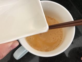 7、瑶柱虾米蒸水蛋,加入泡瑶柱虾米的水