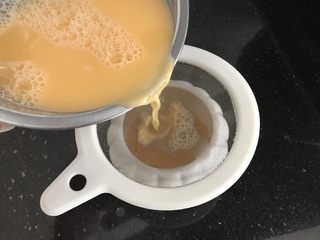 9、瑶柱虾米蒸水蛋,把蛋液过滤到蒸蛋盅里（过滤后蒸出来会更加细腻柔滑，不要偷懒哟，过2⃣️遍更好）