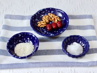 1、核桃红枣露,首先备齐所有的食材。