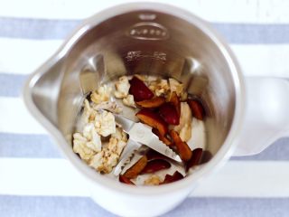 6、核桃红枣露,九阳多功能破壁豆浆机里,先放入核桃和红枣。