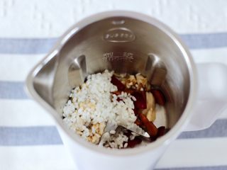 7、核桃红枣露,再把糯米和粳米也放进去。