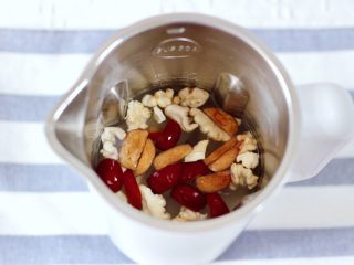 8、核桃红枣露,这个时候倒入纯净水,注意不要超过水位线哟。