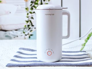 9、核桃红枣露,盖上盖子,插上电源,启动迷糊模式,闪烁3秒即可将会进入工作状态。