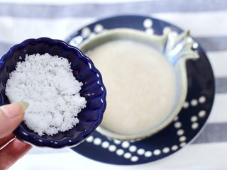 11、核桃红枣露,这个时候可以根据个人口味,来加入白糖。