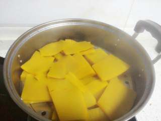 1、南瓜发糕,南瓜切片蒸熟