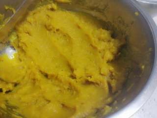 2、南瓜发糕,南瓜用勺子压成泥，酵母粉加少量温水兑化备用。