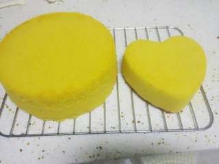 4、南瓜发糕,放蒸锅里蒸，上汽后转中火蒸205-30分钟后关火，焖五分钟后拿出来等稍微冷却后既可出模。