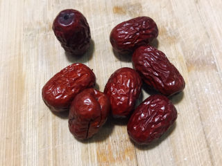 9、小米发糕,红枣洗干净